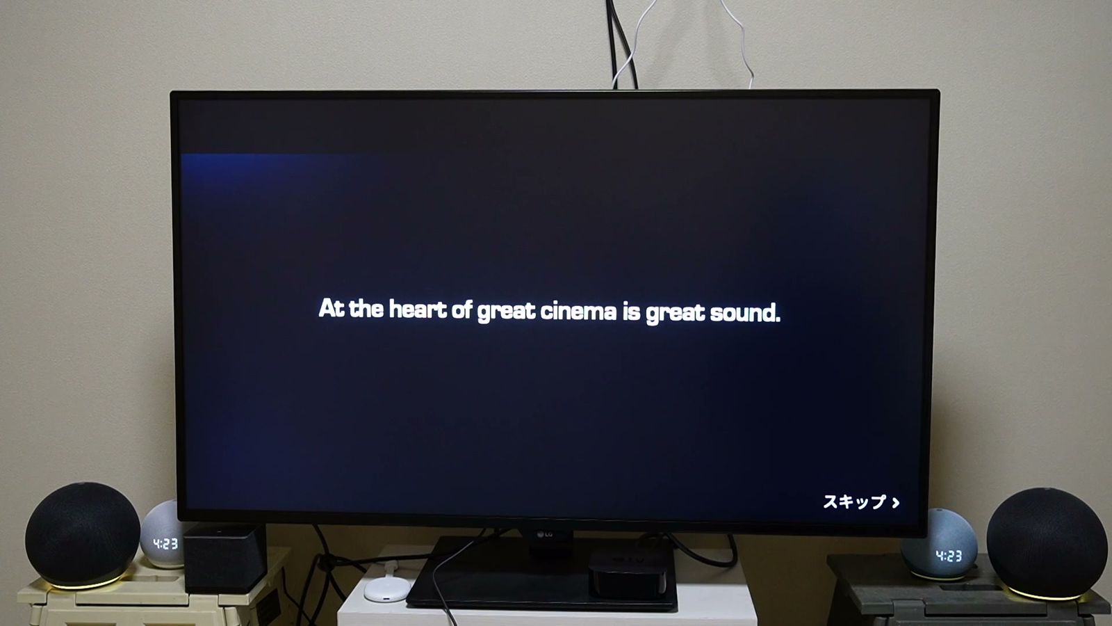 Dolbyのデモ映像を映したテレビと、左右の2台のEcho