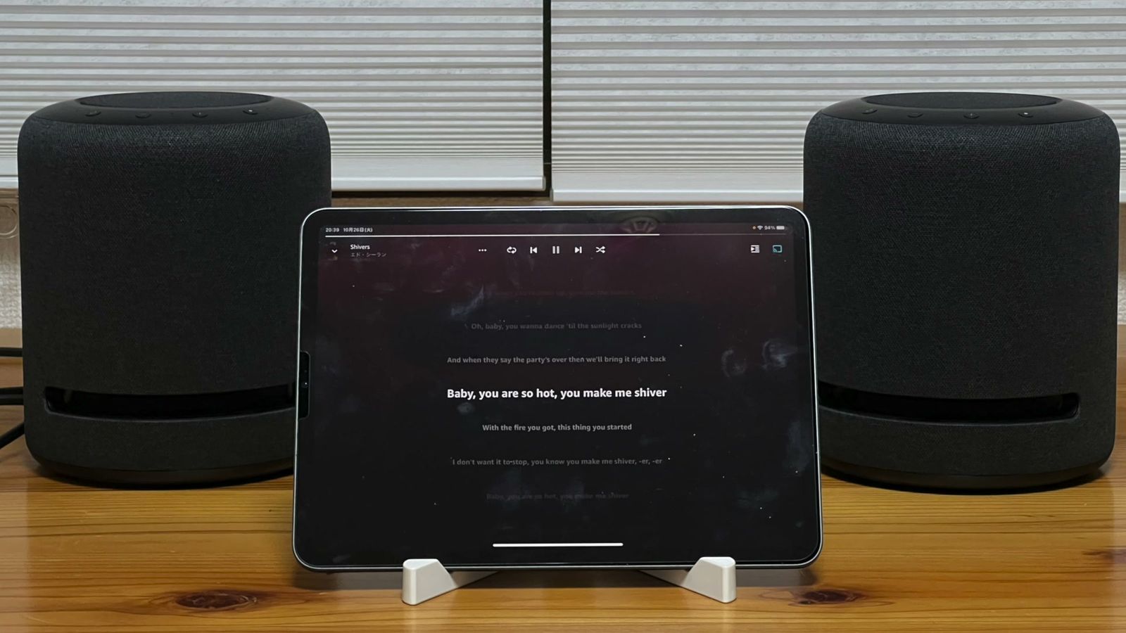 2台のEcho Studioの間に立てたタブレット
