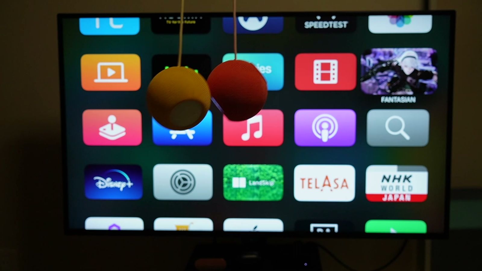 Apple TVのホーム画面の前に吊るしたHomePod mini