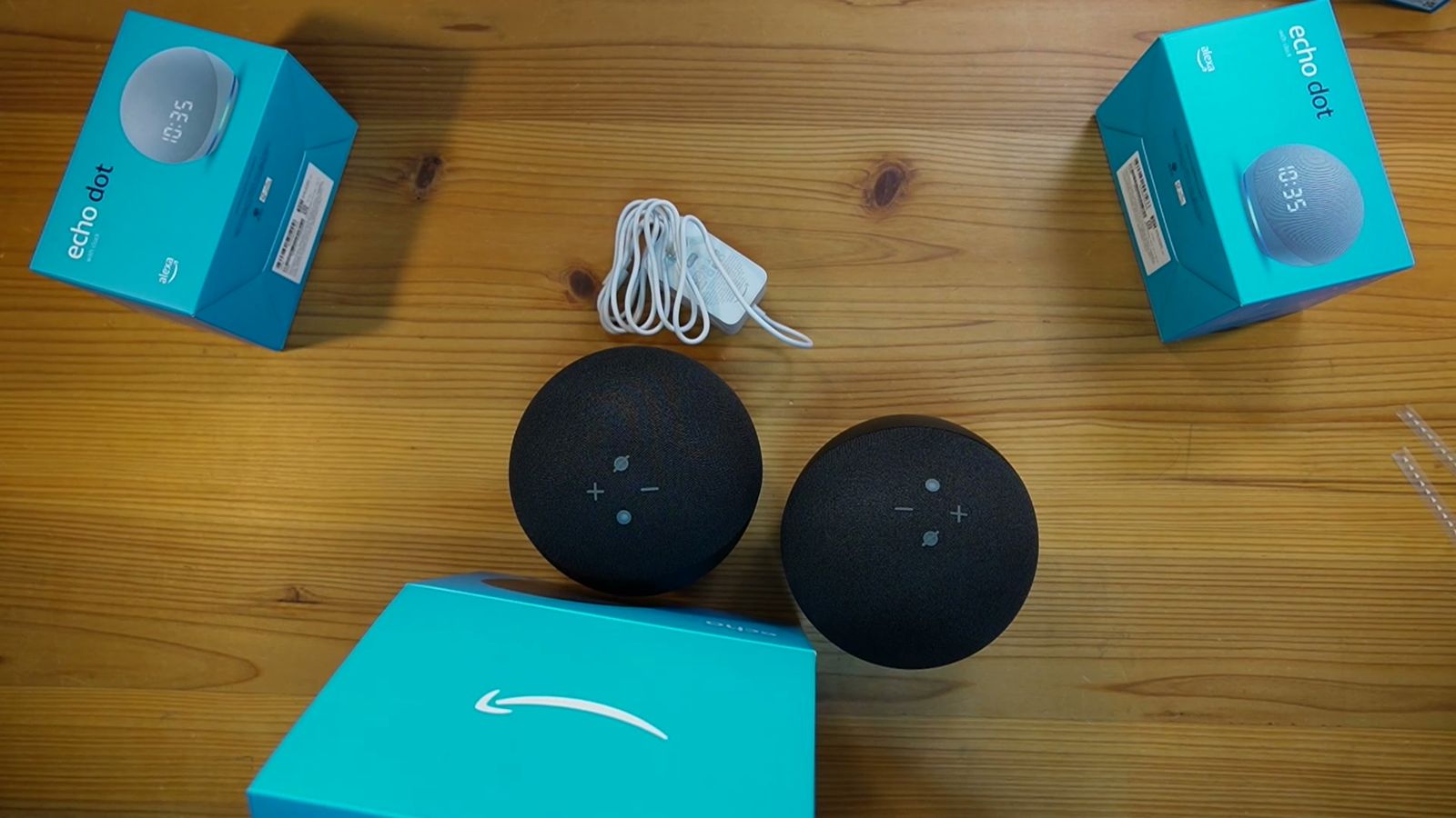 テーブルの上の2台のEcho Dotと、Echo Dotの箱