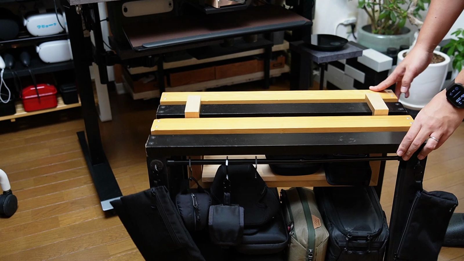 キャスターを付けた木の台を、手で動かしているところ