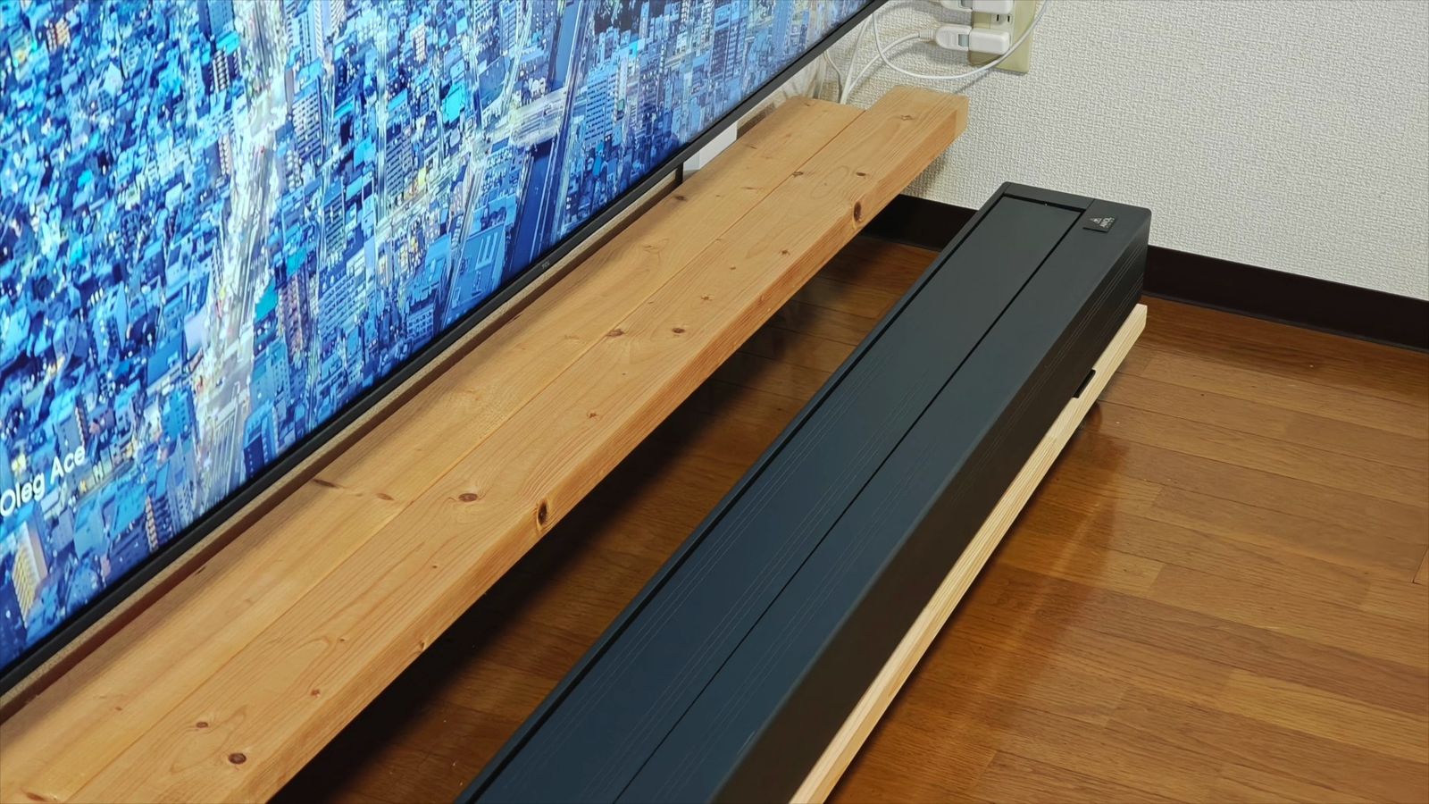 テレビの下に置いた、キャスター付きの板に乗せた自立式スクリーン