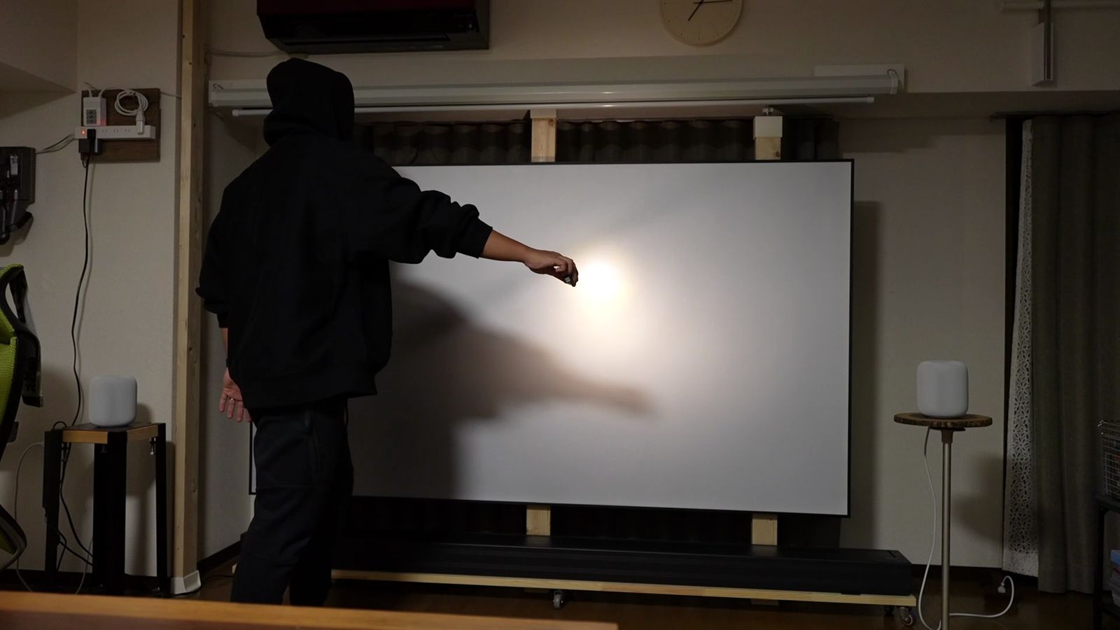 照明を落とした部屋で、ALRスクリーンにライトを当てているところ