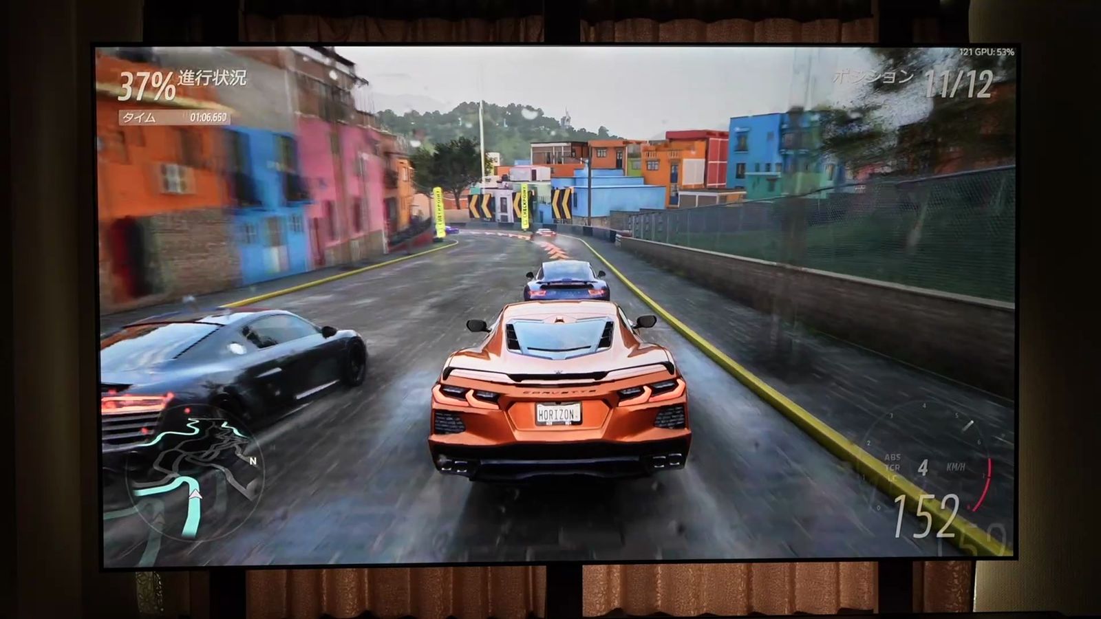 ALRスクリーンに投影したレースゲームの映像