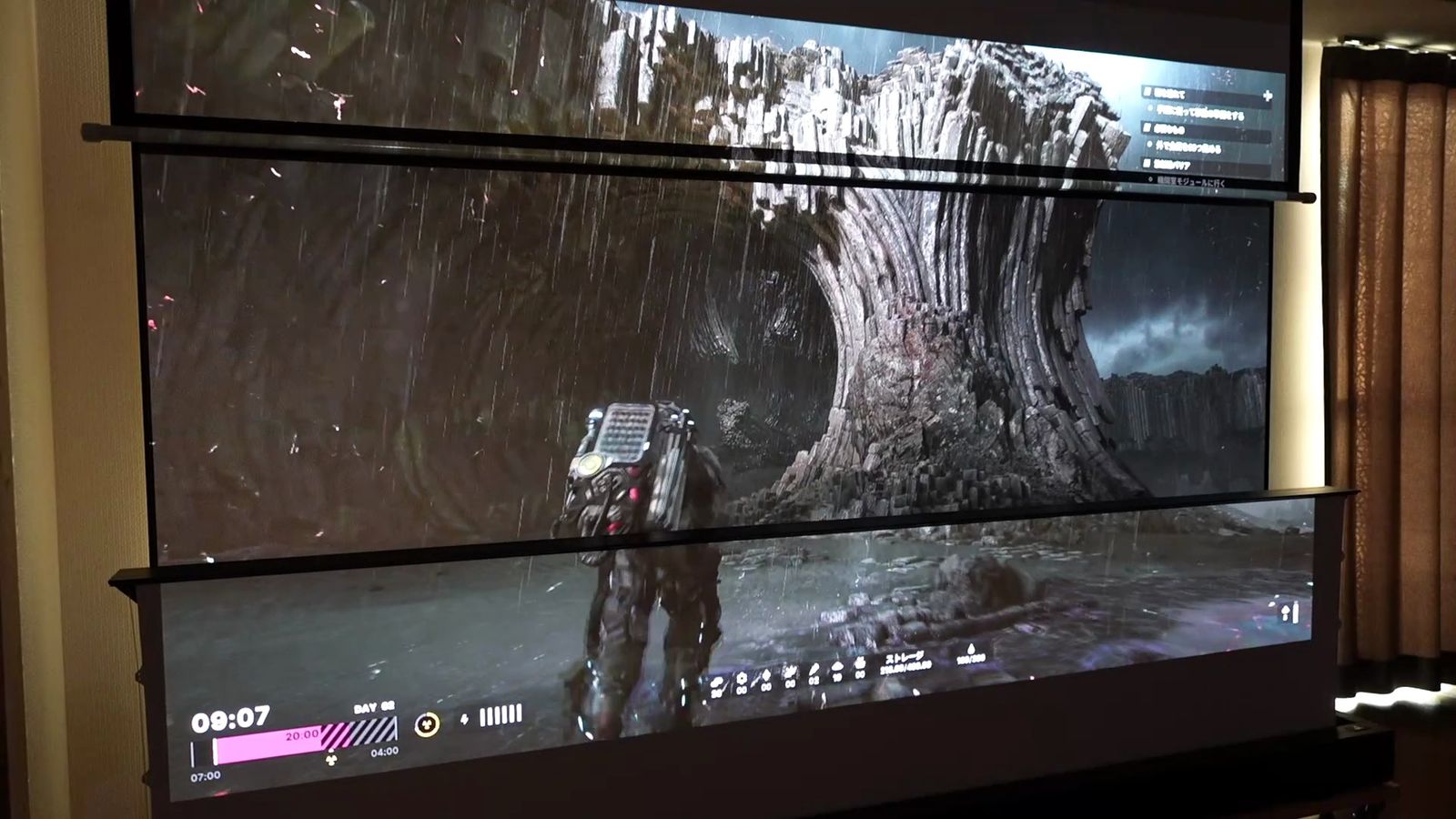 照明を落とした部屋で、上下に並べたスクリーンに同じゲームを投影したところ