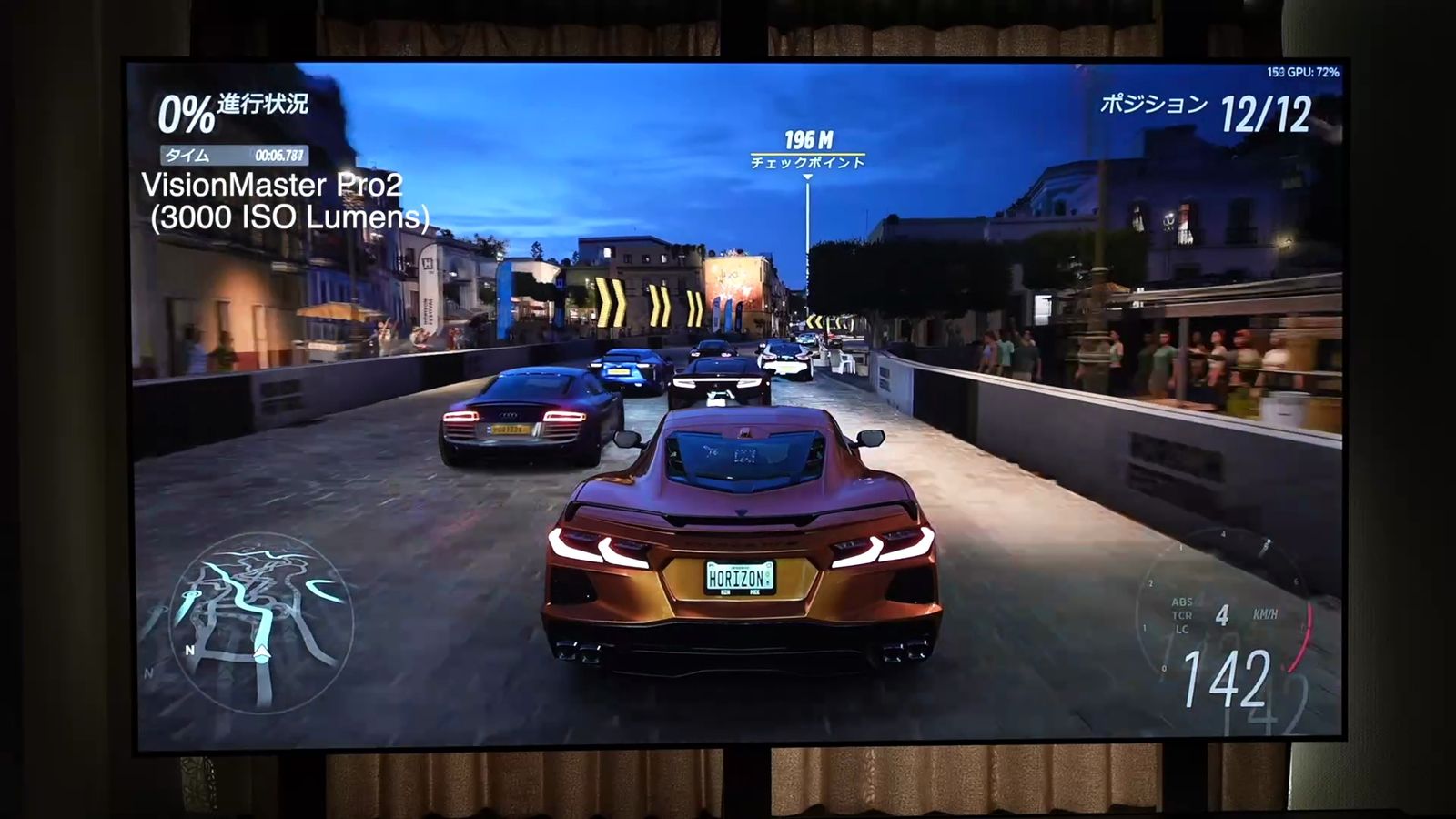 VisionMaster Pro2（3000 ISO Lumens）の文字が入った、ALRスクリーンへのレースゲームの投影映像