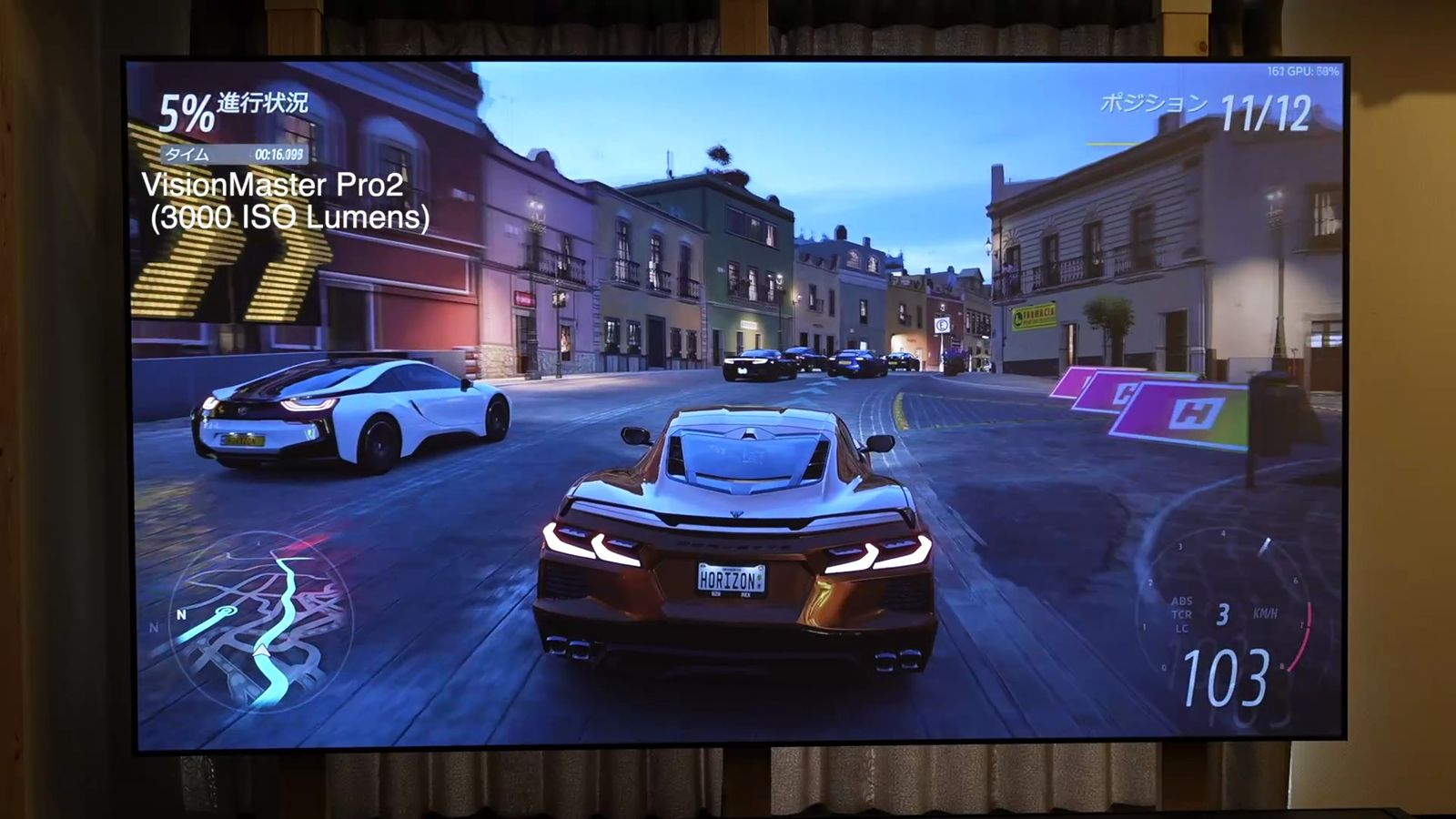 明るい場所で、VisionMaster Pro2（3000 ISO Lumens）でALRスクリーンに投影したレースゲームの映像
