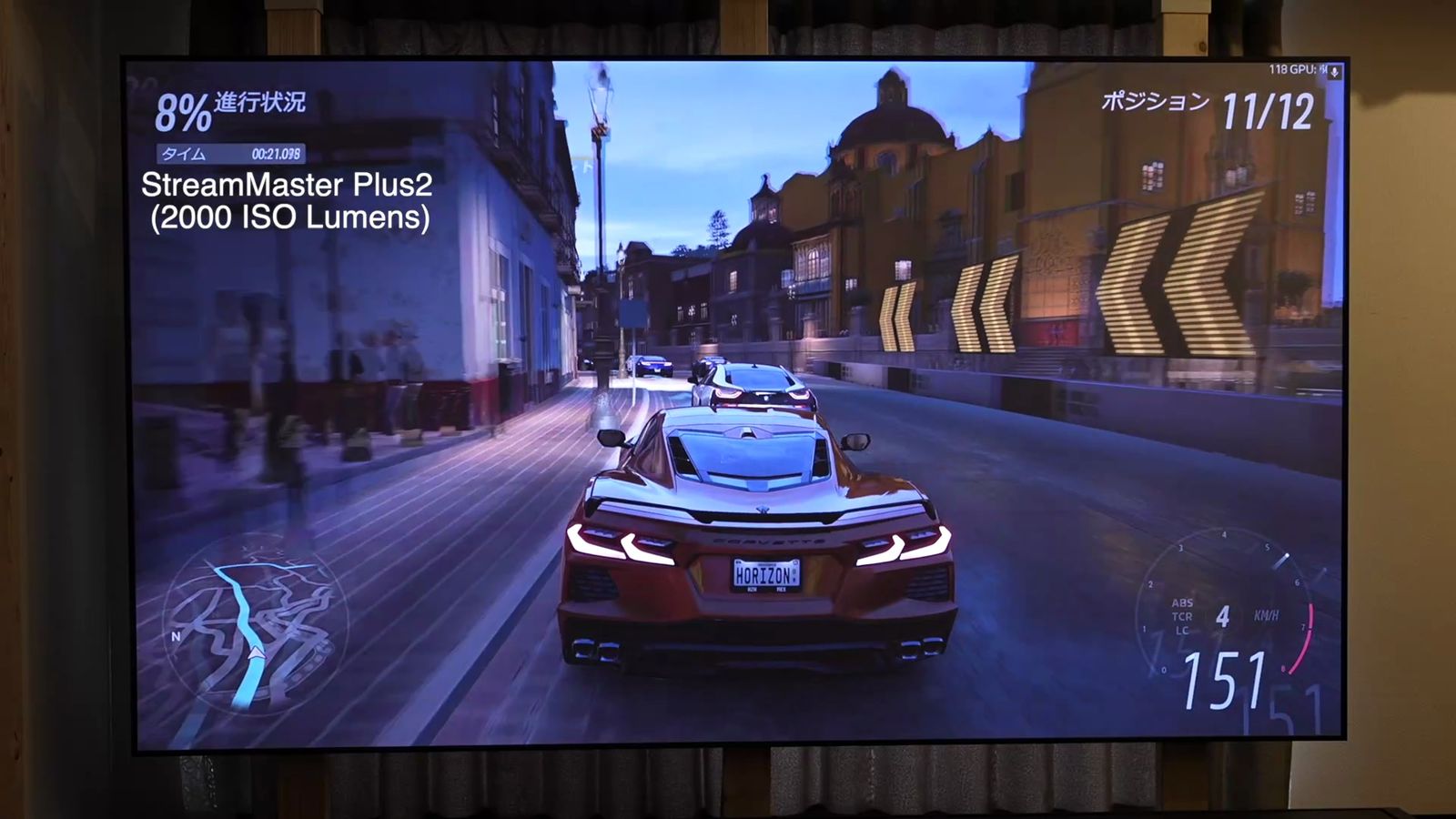 明るい場所で、StreamMaster Plus2（2000 ISO Lumens）でALRスクリーンに投影したレースゲームの映像