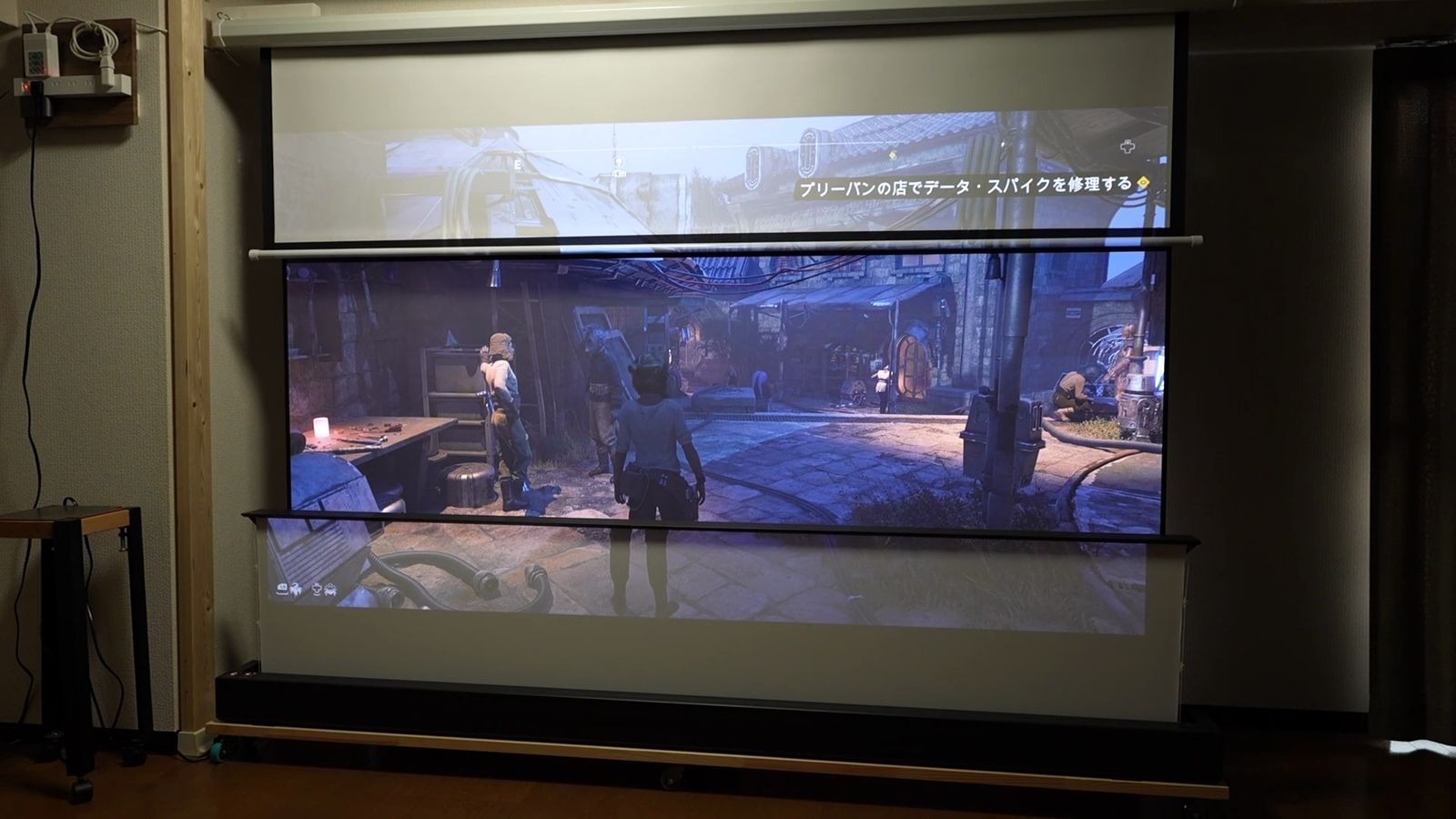 照明をつけた部屋で、上下に並べたスクリーンに同じゲームを投影したところ
