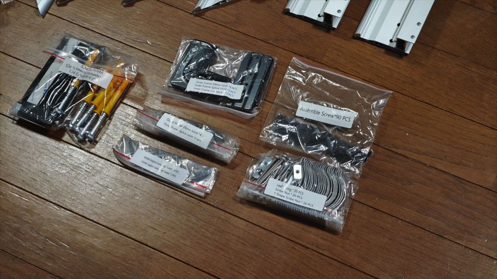 袋に分けられた付属のネジや部品
