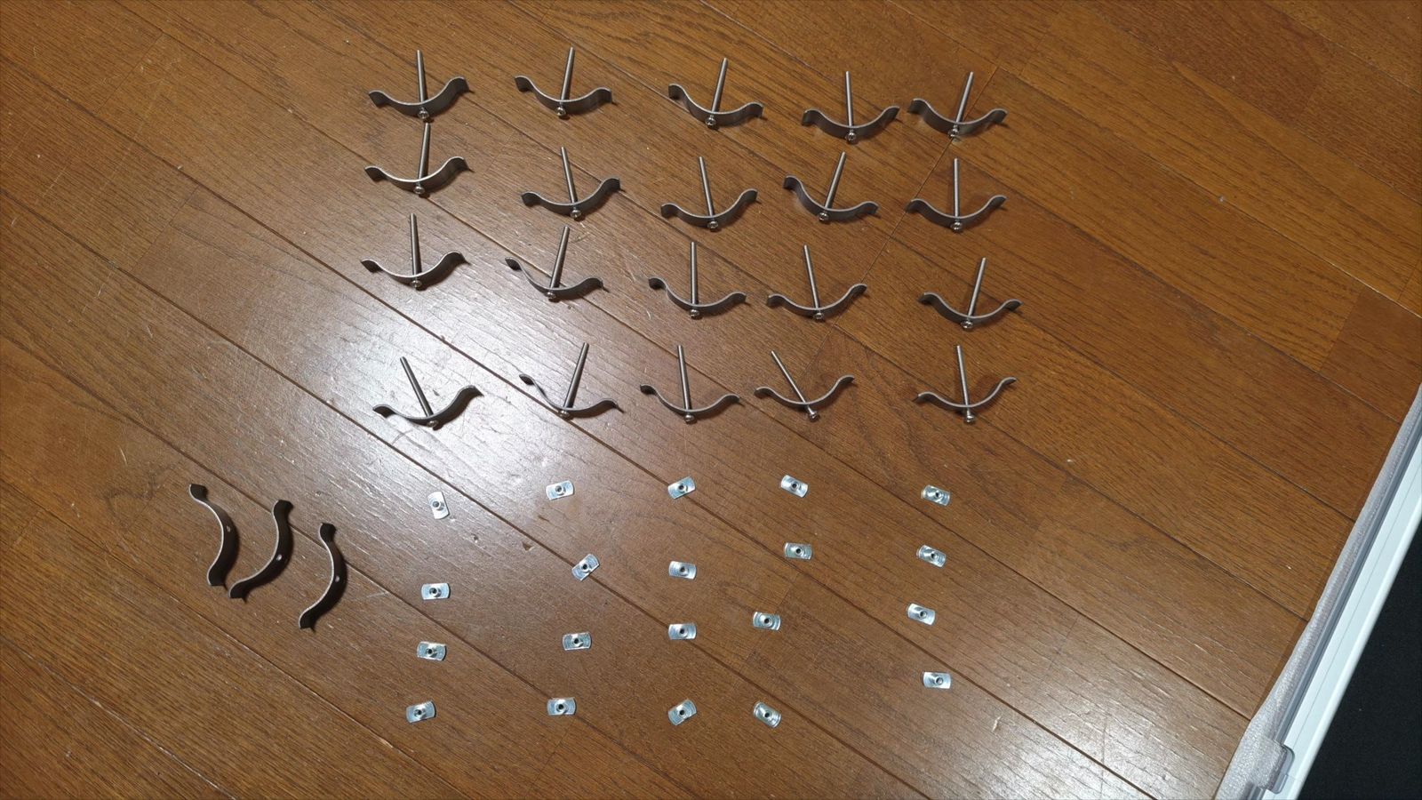 床に並べたネジや金具