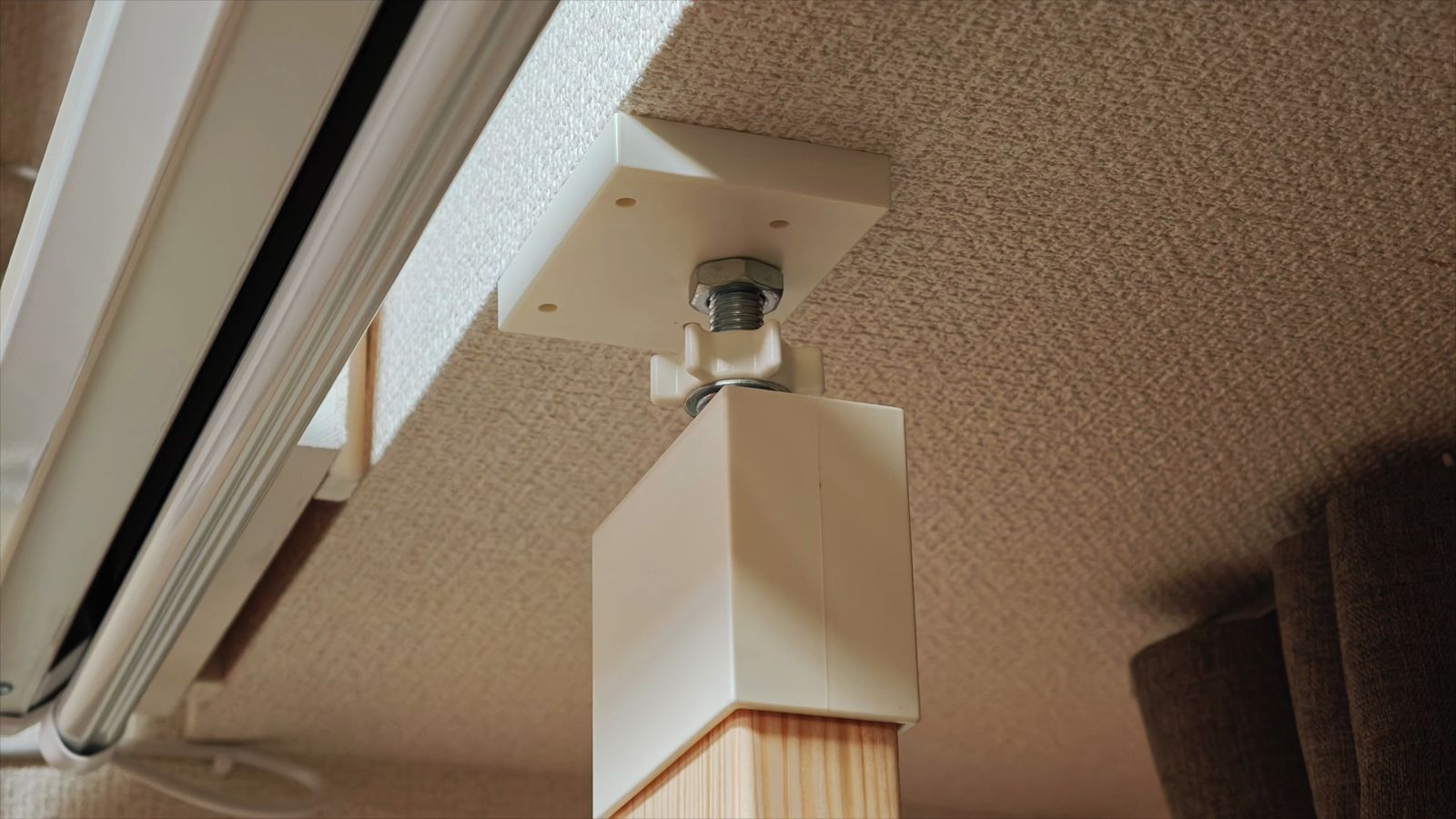 天井に突っ張った柱の上端