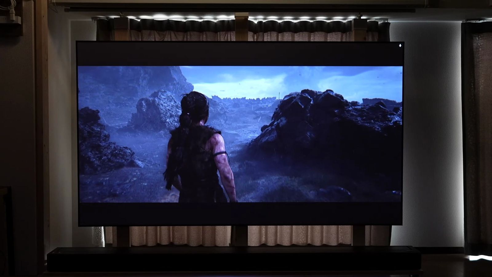 暗い部屋で、正面から見たALRスクリーンの映像