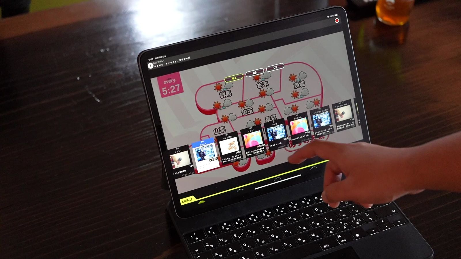 タブレットでテレビ番組の視聴アプリを操作しているところ