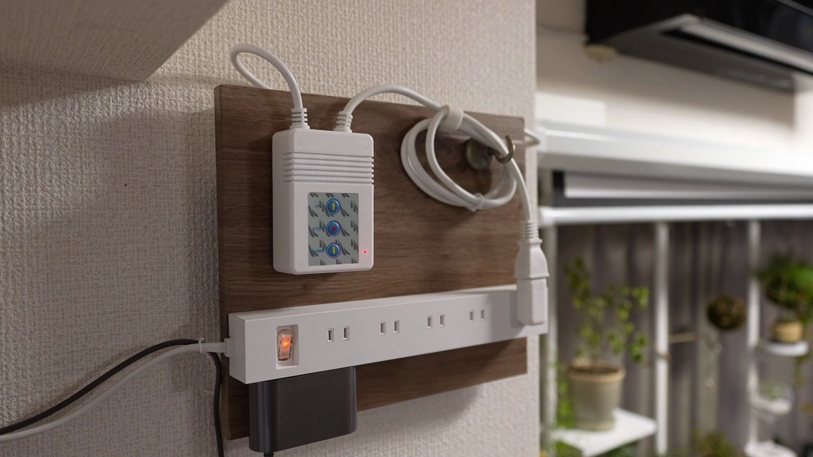 マグネットボードに固定した電源タップ