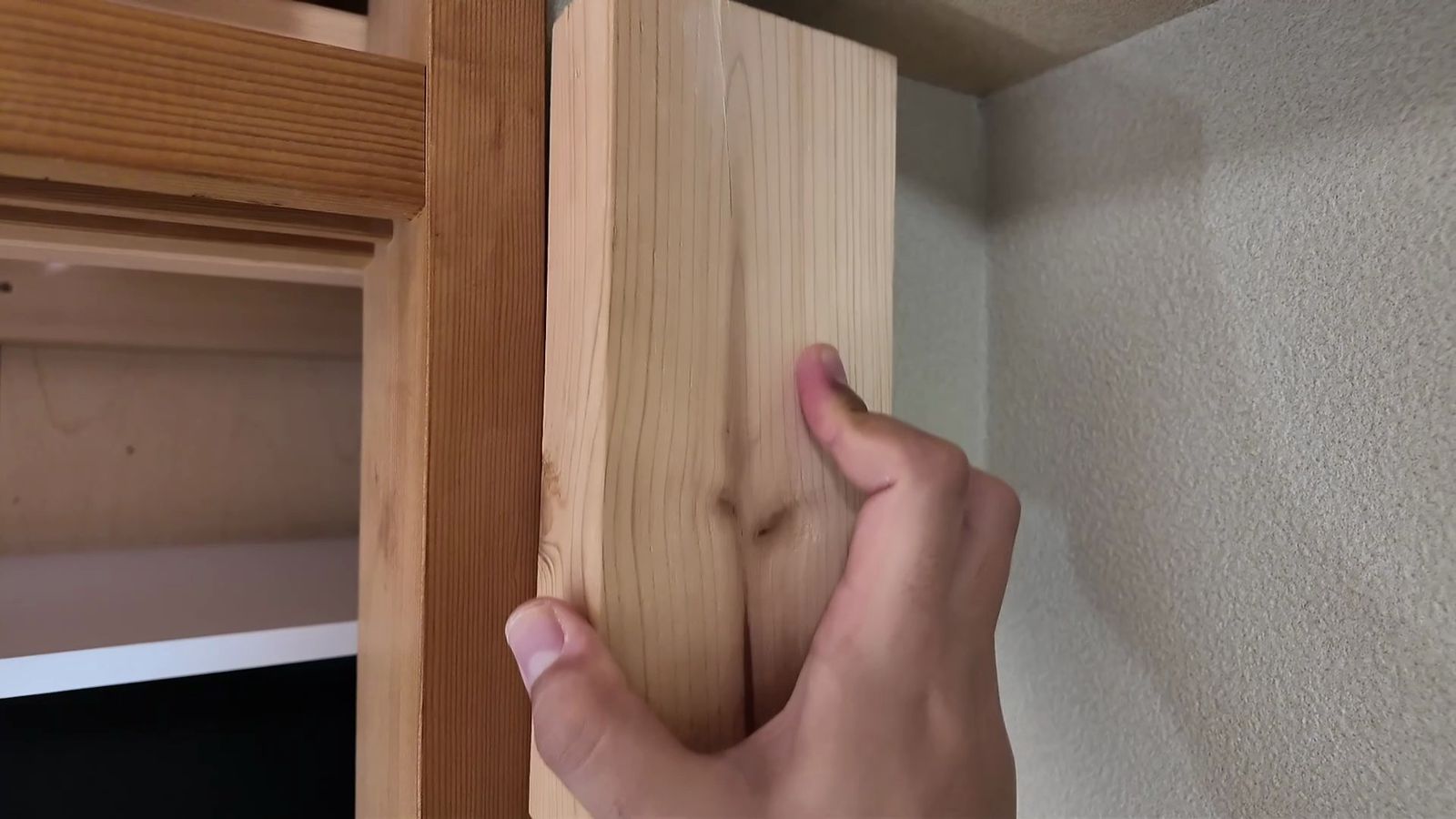 壁に当てたSTAND BAR用の2×4材