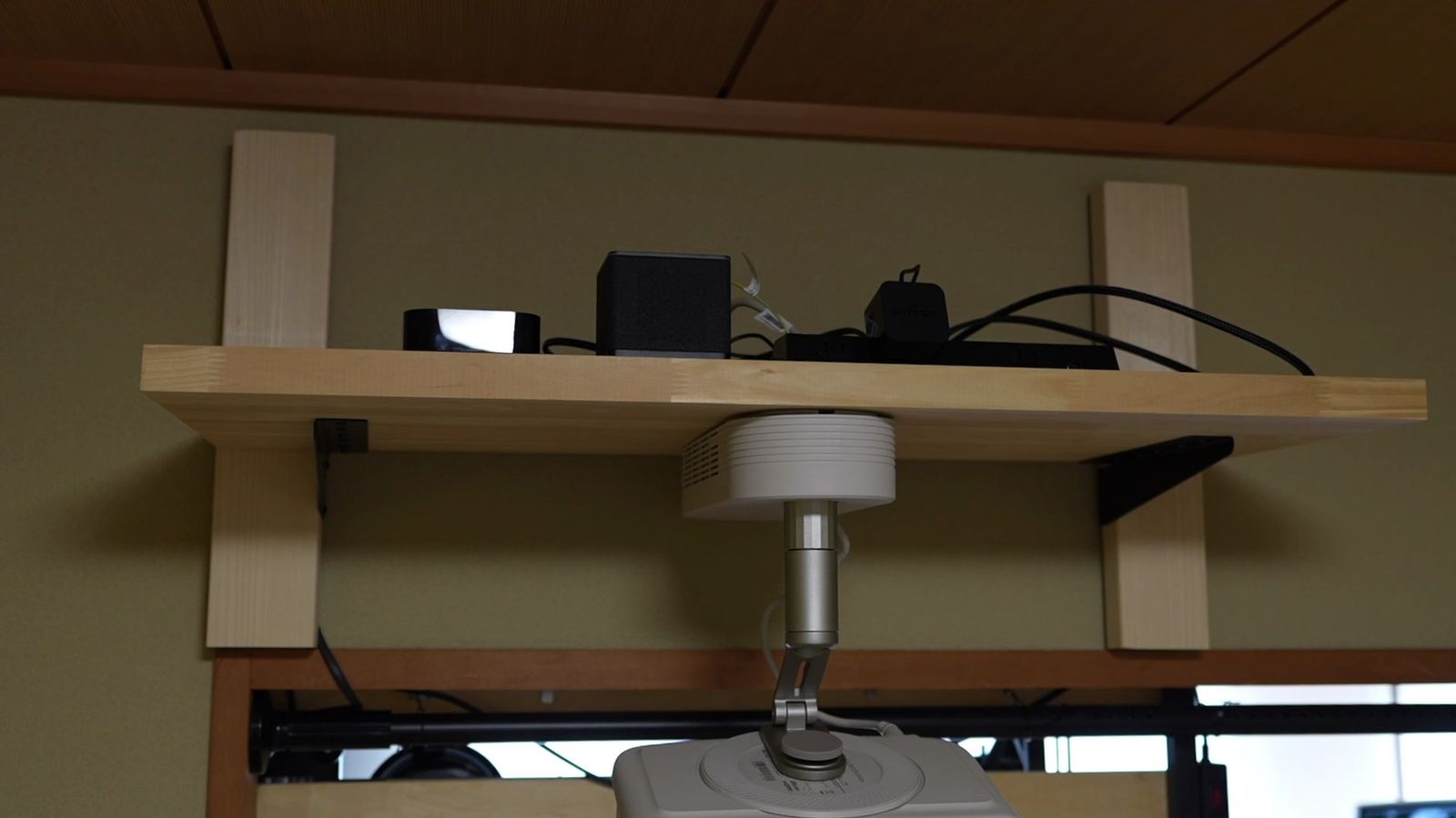 棚板の下に取り付けたXGIMIの天吊金具