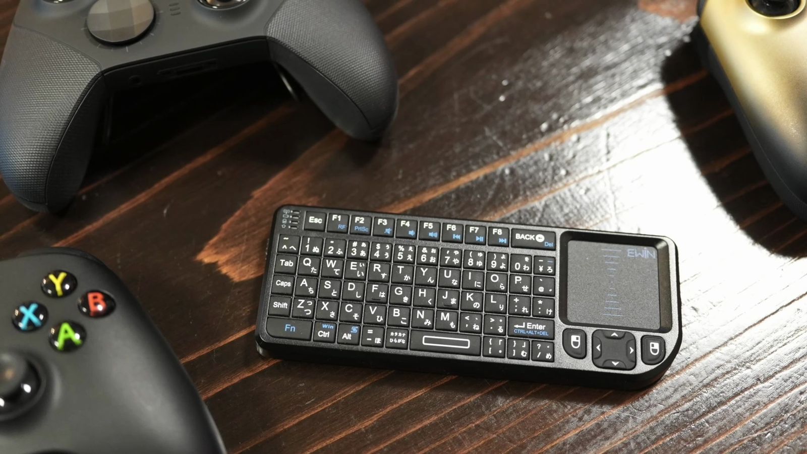 ミニキーボードとゲームコントローラー