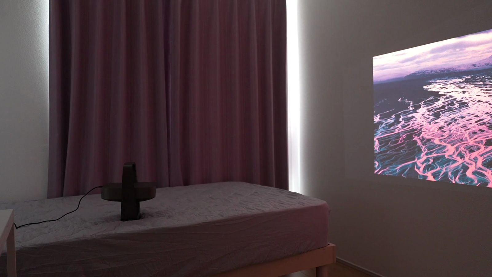 寝室の壁に投影したElfin Flip 4K