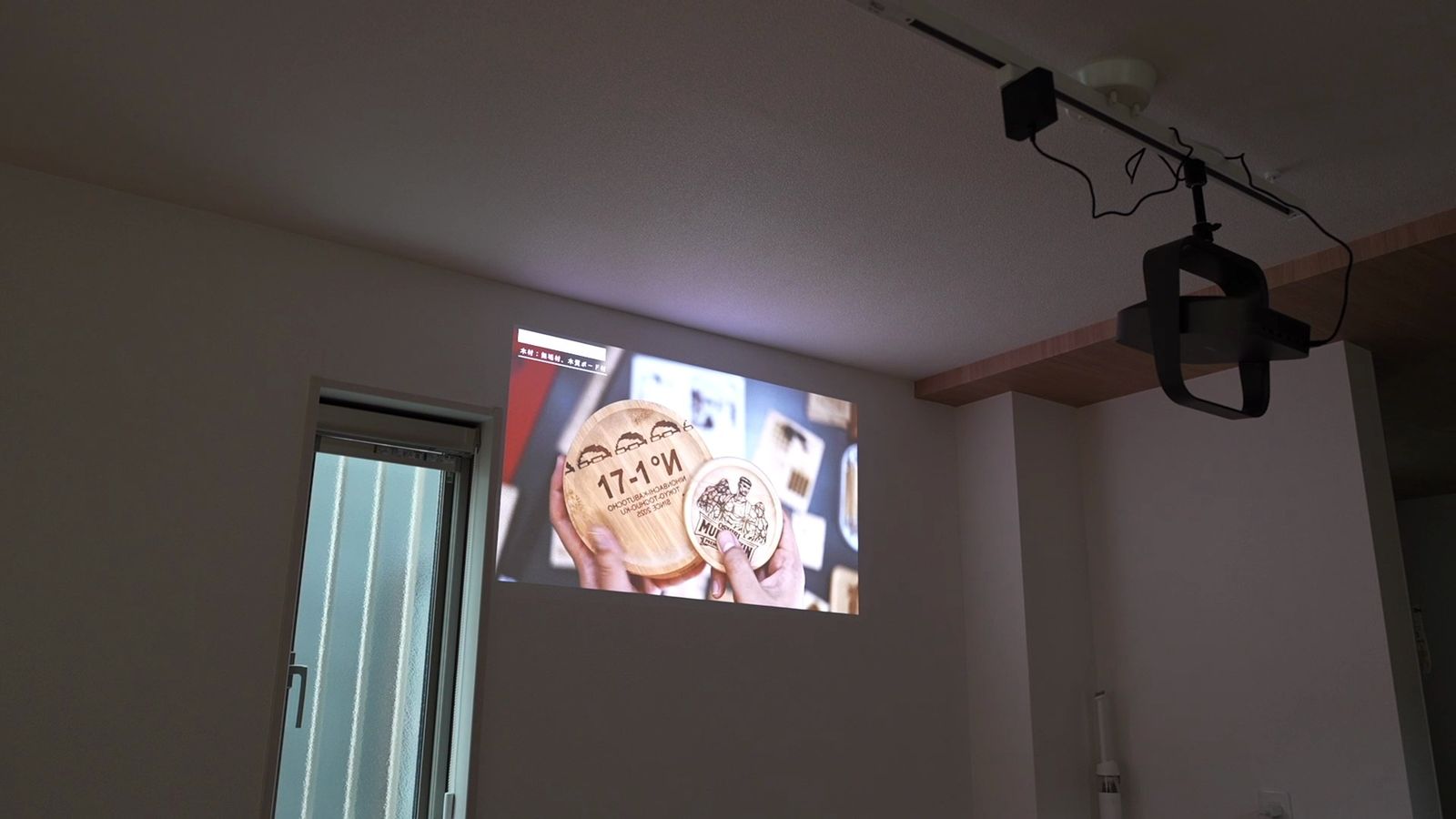 壁に小さめに投影したElfin Flip 4K