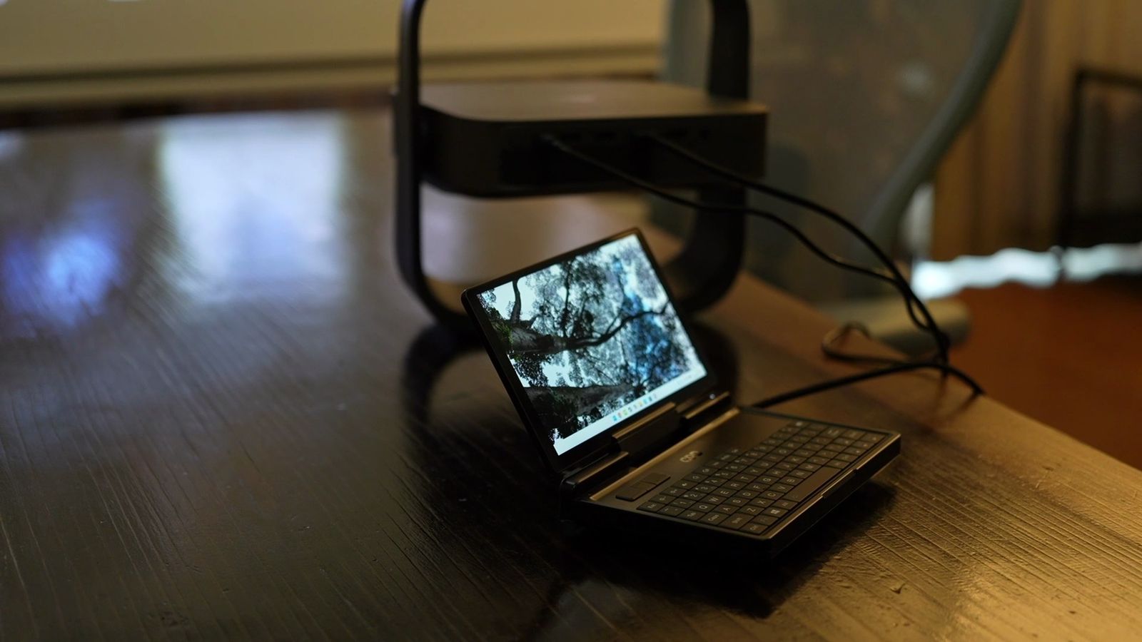 ノートPCの横に置いたElfin Flip 4K