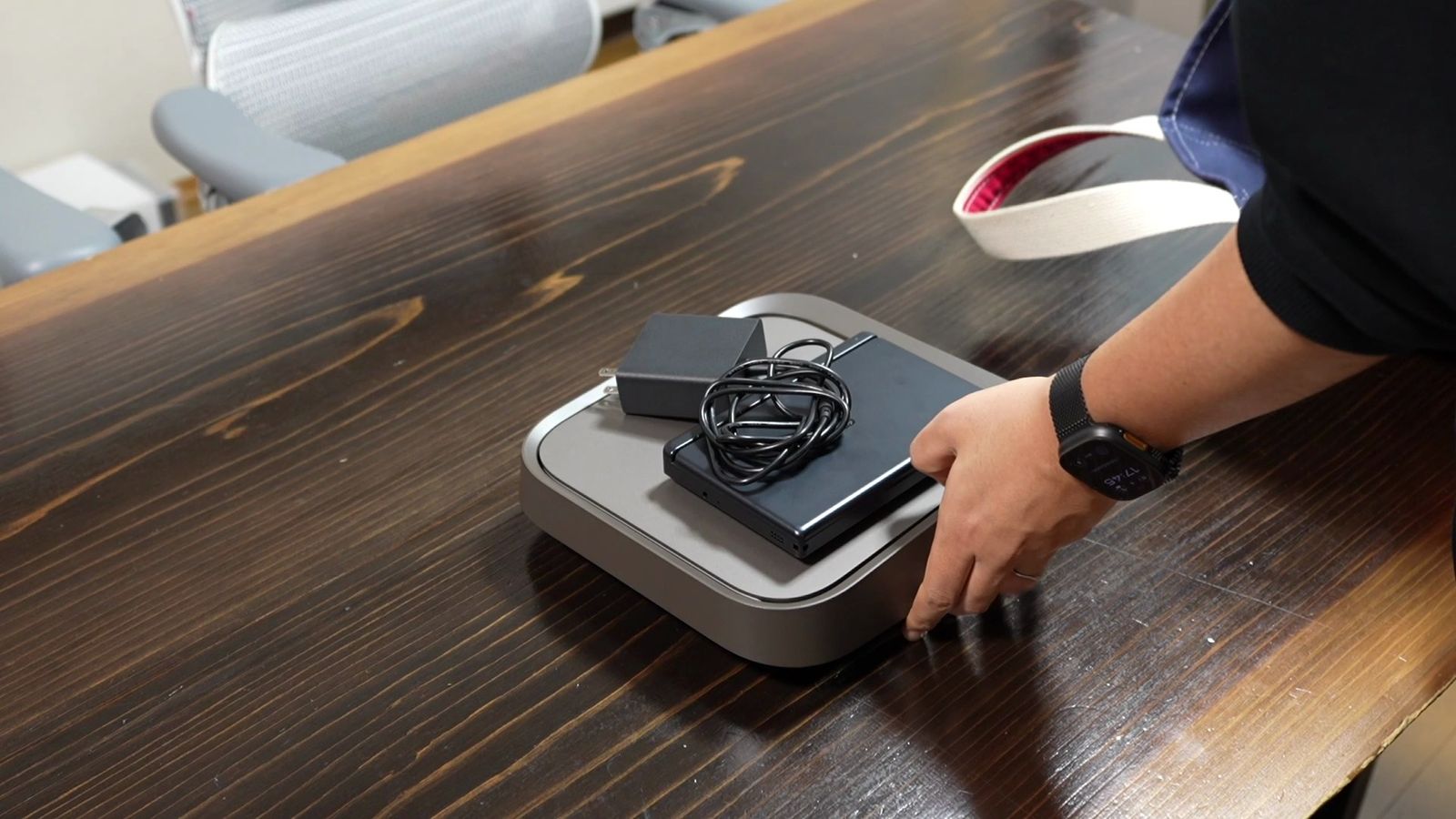 電源アダプターと一緒にElfin Flip 4Kを持ち出す様子