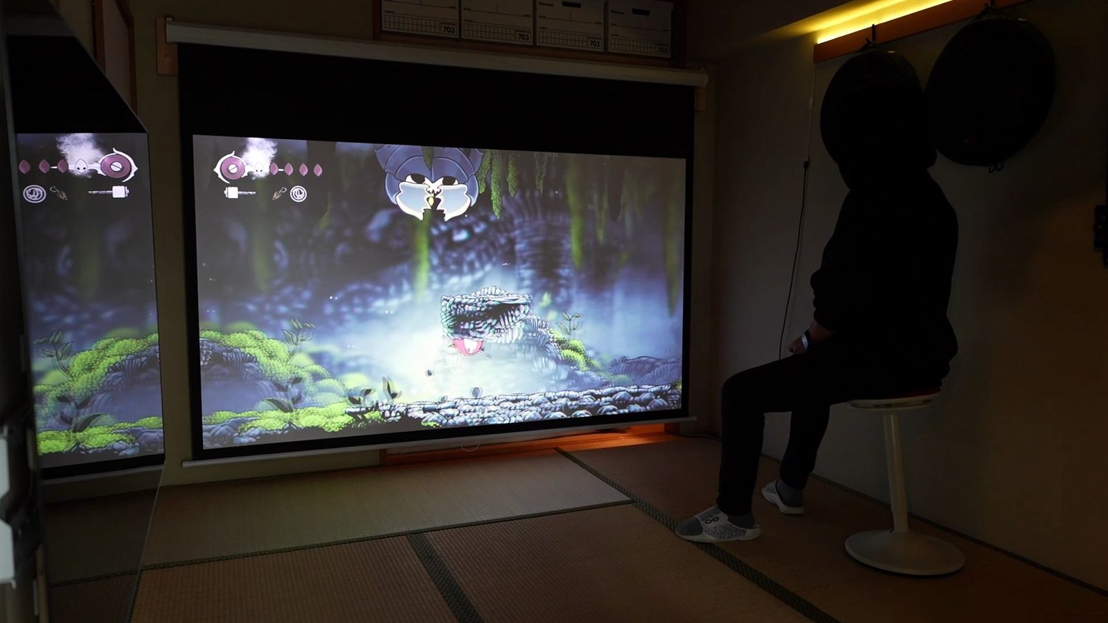 和室のスクリーンに大きく投影した様子