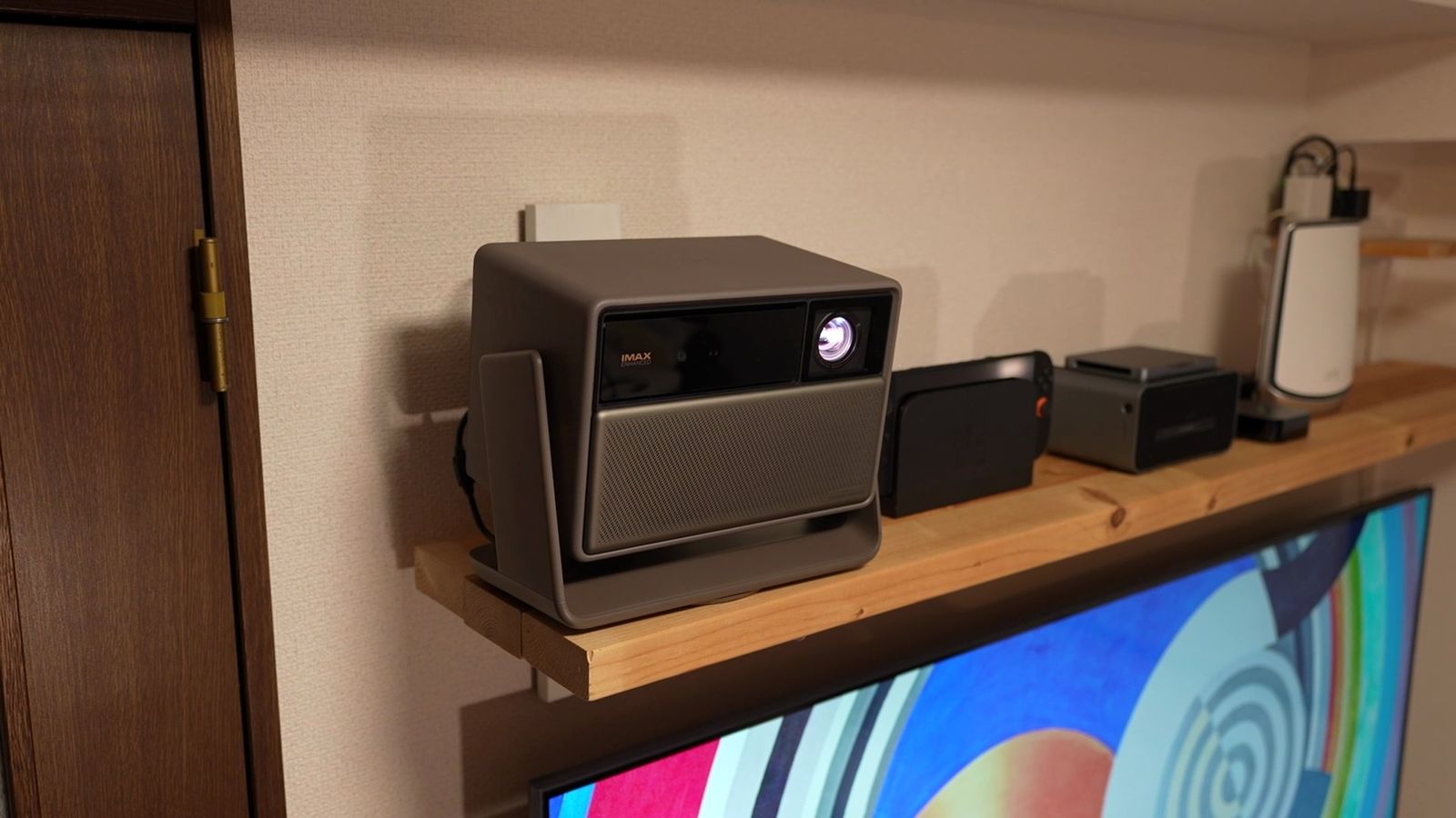 テレビの上の棚に置いたHORIZON 20 Pro