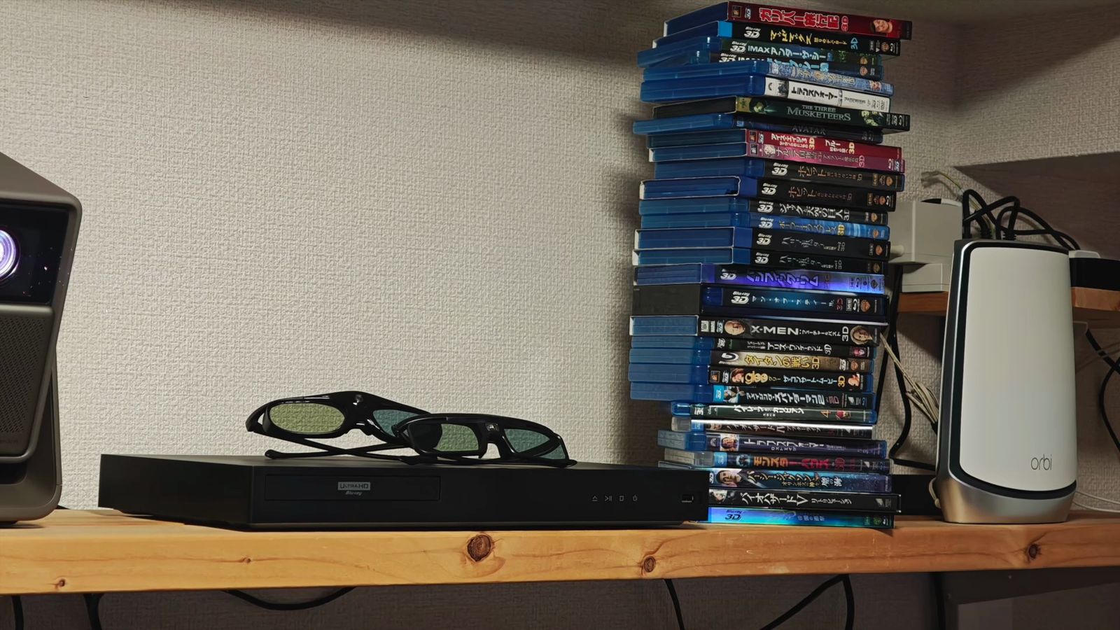 棚に並べたBlu-rayプレーヤーとディスクと3Dメガネ