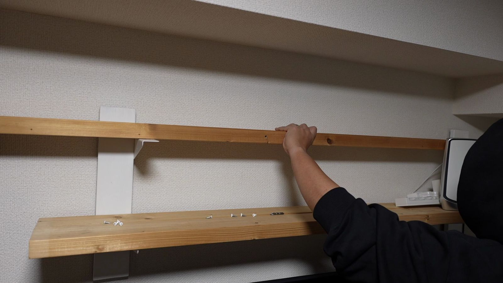テレビの上の棚を作り変えている様子