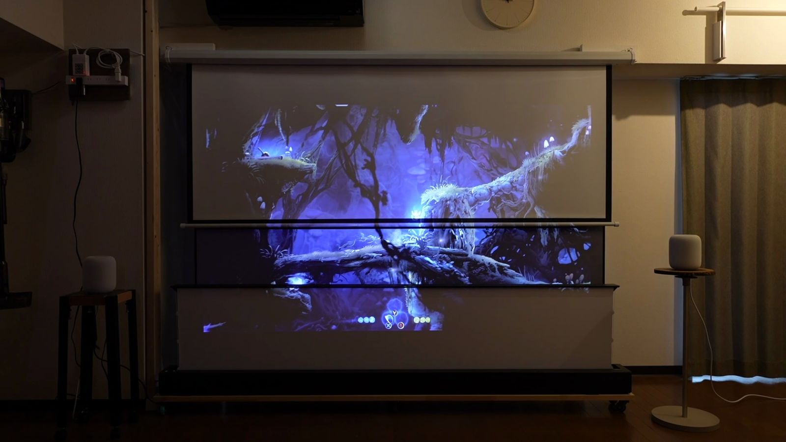 照明をつけた部屋でALRスクリーンとマットスクリーンに投影した様子