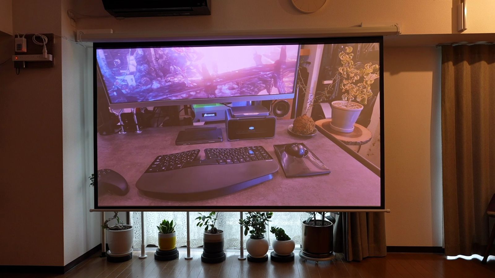照明をつけた明るい部屋でスクリーンに投影した様子
