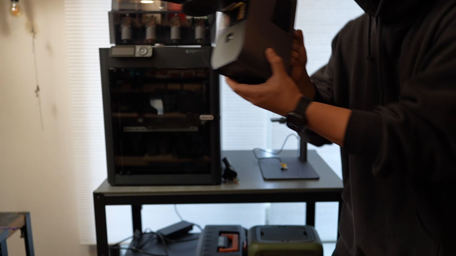 LaserPeckerの本体を手で持ち上げたところ
