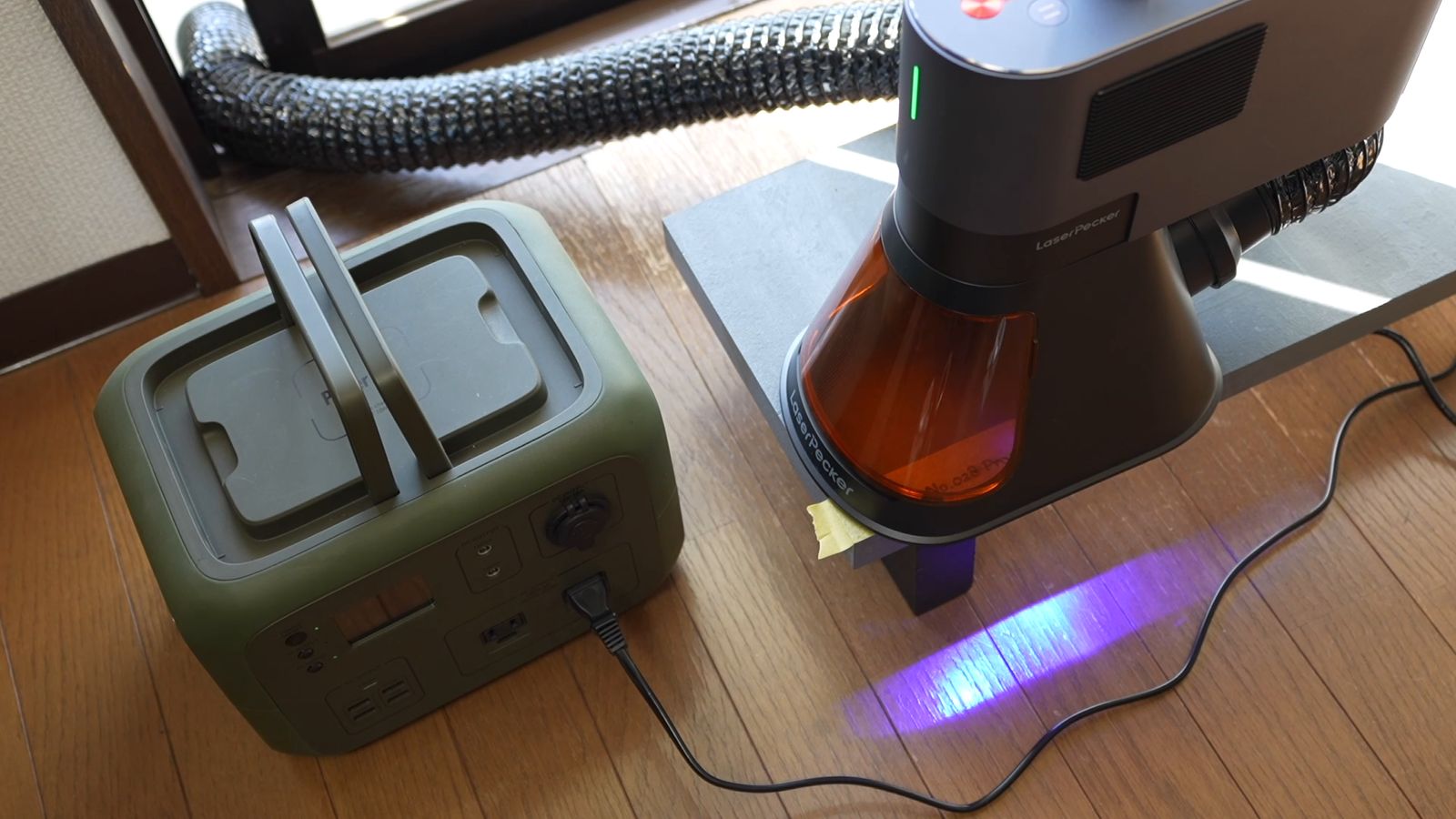 ポータブル電源につないで大きな板に彫刻しているLaserPecker