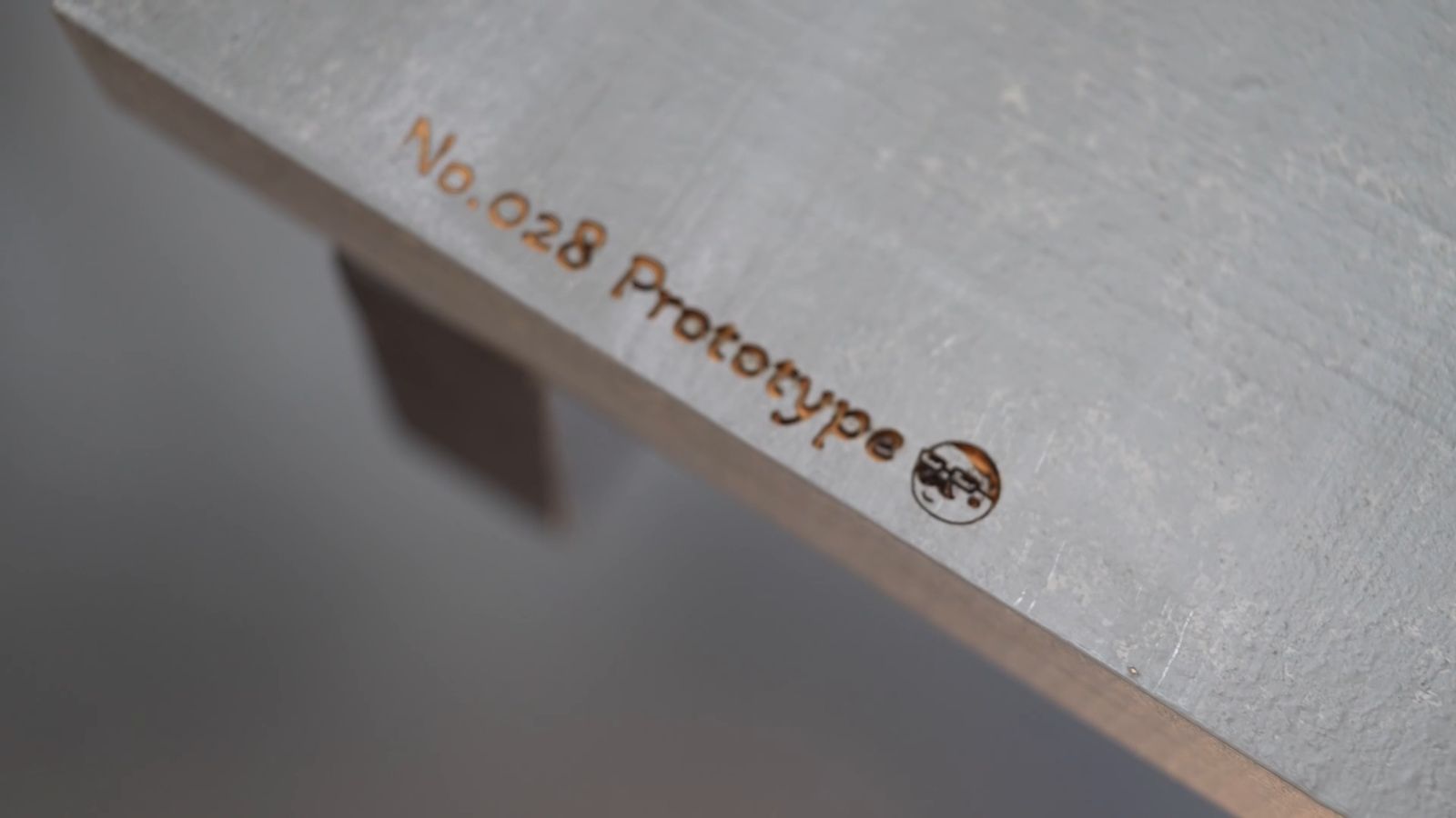 板の側面に彫刻した「No.028 Prototype」の文字