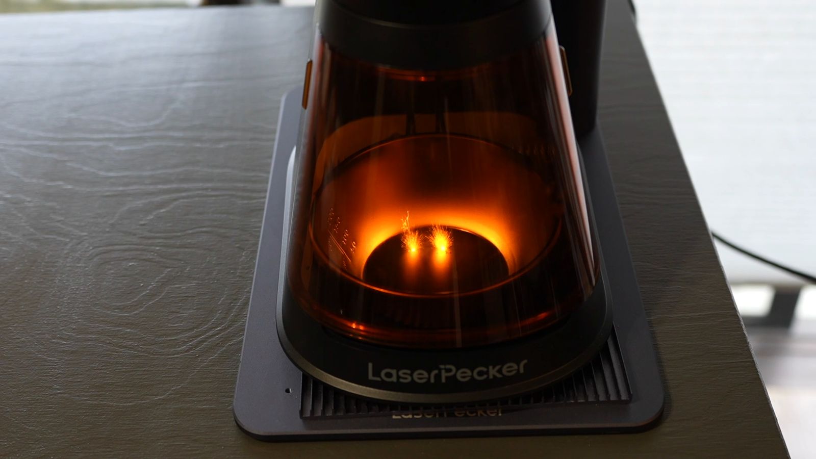 彫刻中のLaserPecker LP5の本体