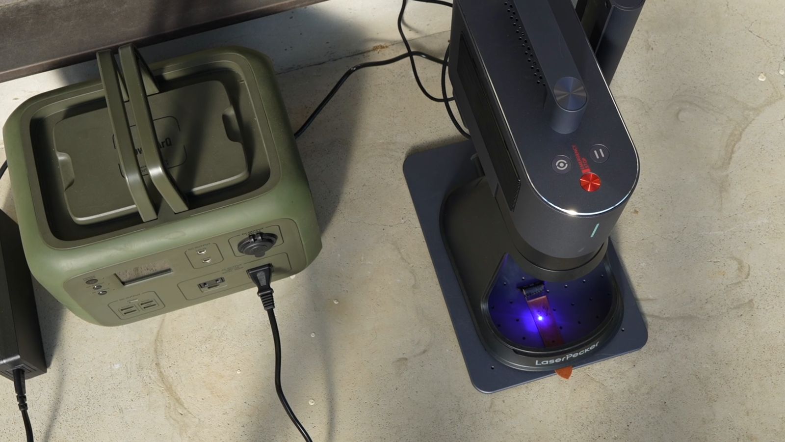 ポータブル電源につないで彫刻しているLaserPecker