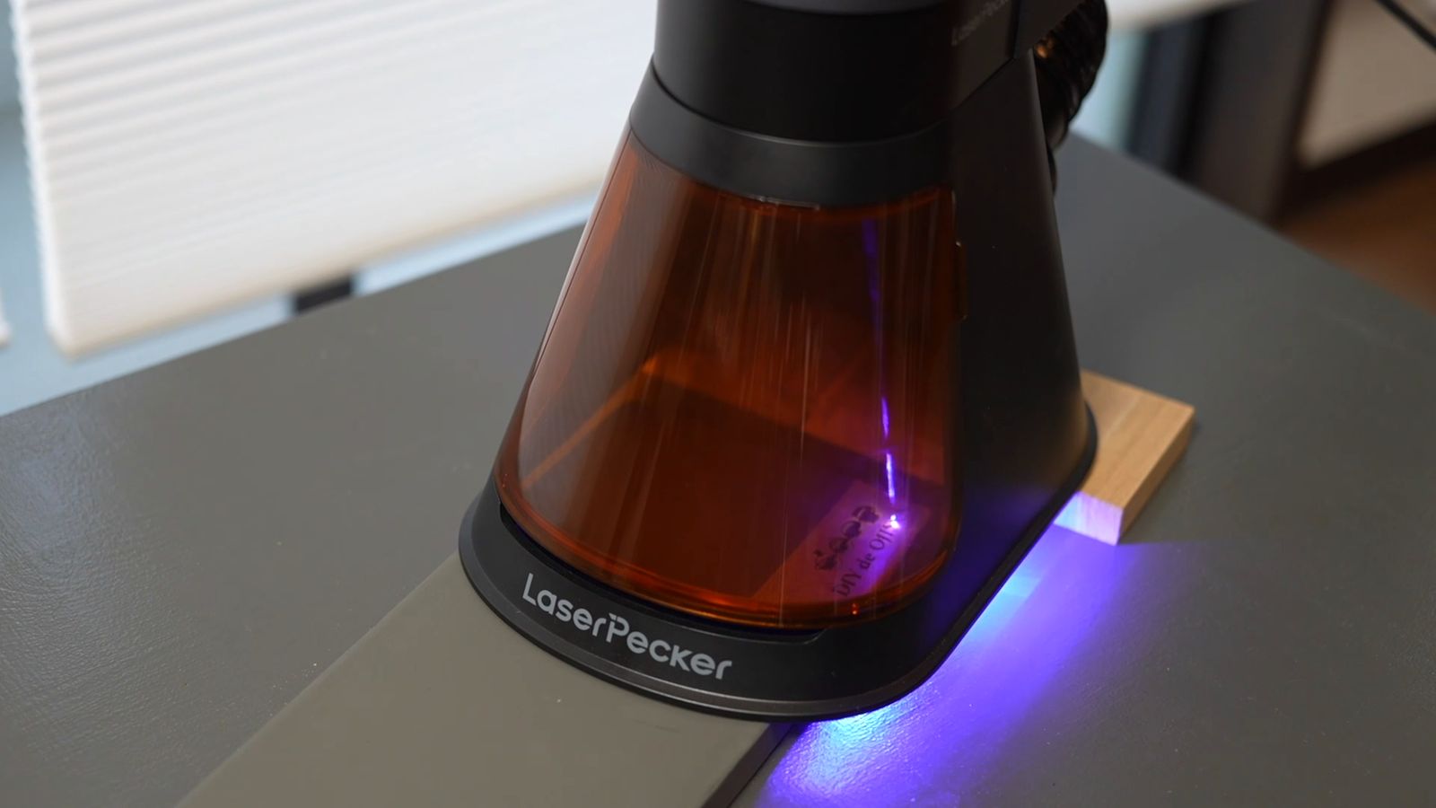 木材にレーザーを当てているLP5