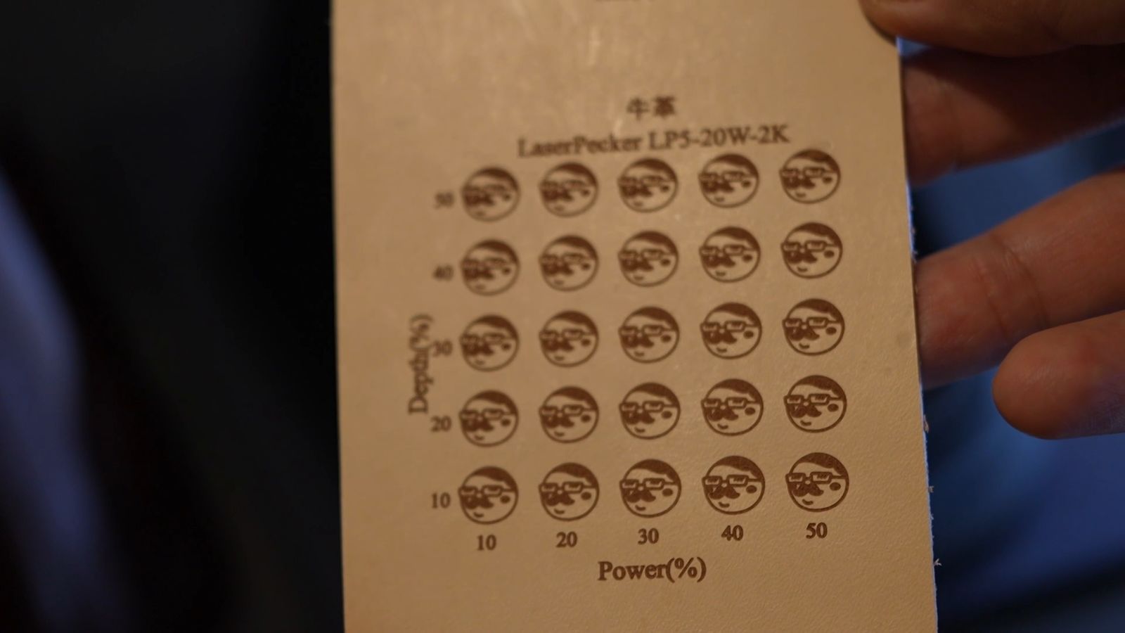 革に出力と深さを変えて大きいイラストを並べて彫刻した出力テストの板