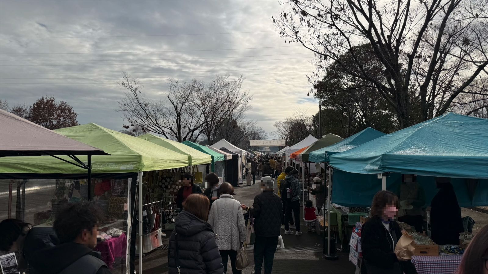 テントが並ぶ屋外イベントの会場