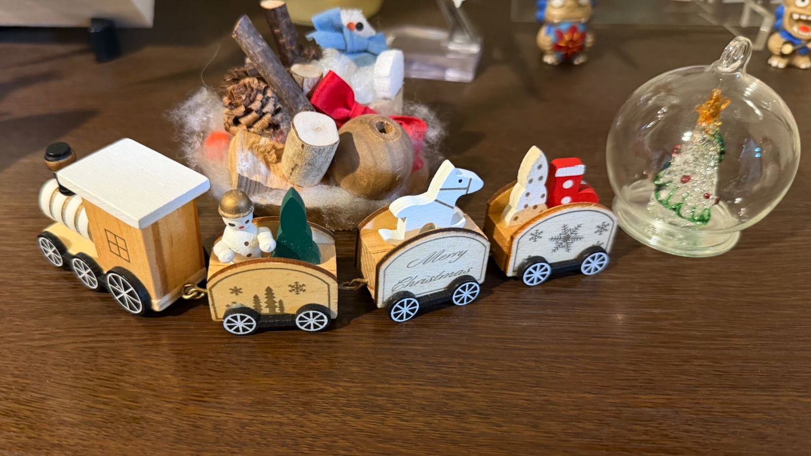 彫刻した木のクリスマスオーナメント