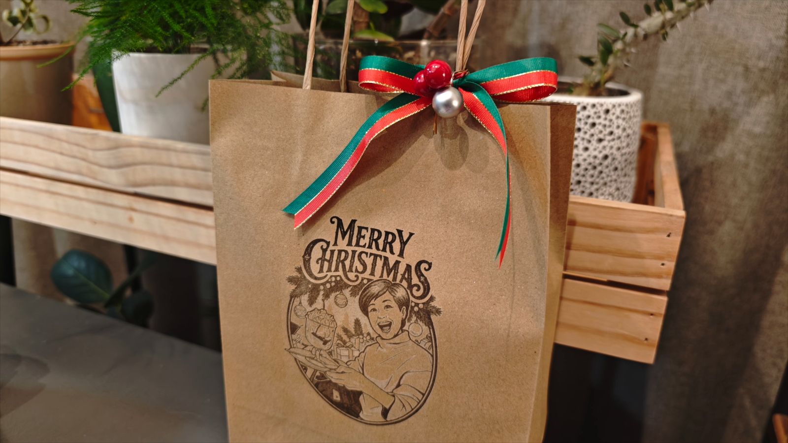 イラストとMerry Christmasの文字を彫刻した紙袋