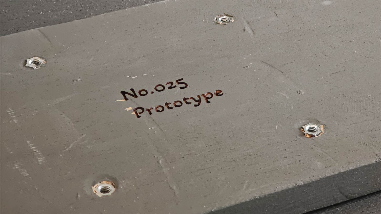 「No.025 Prototype」と彫刻した板