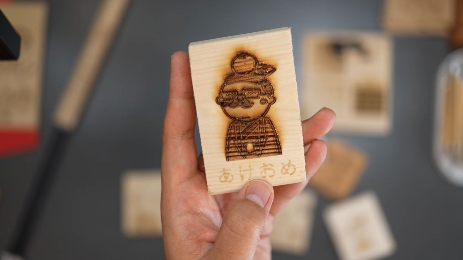 解像度2Kの出力30・深さ50で深く彫刻され、煤がついたツーバイ材