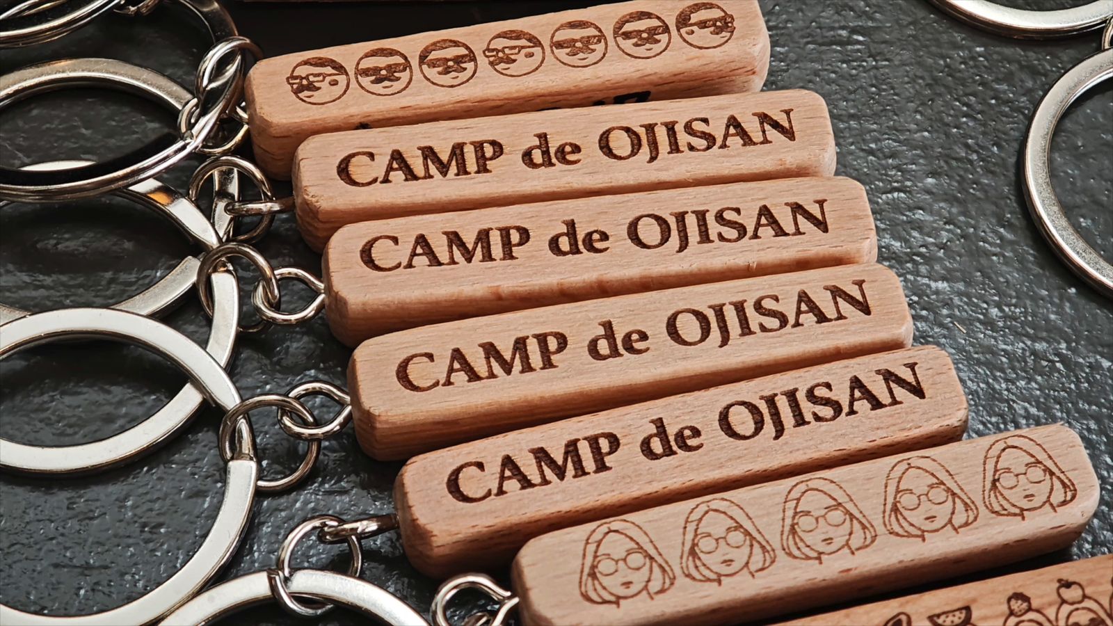 「CAMP de OJISAN」の文字を彫刻したキーホルダー