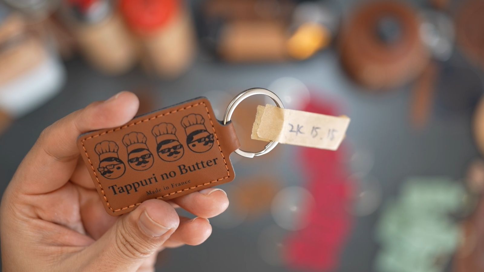 出力設定のメモを付けた四角い革のキーチェーン