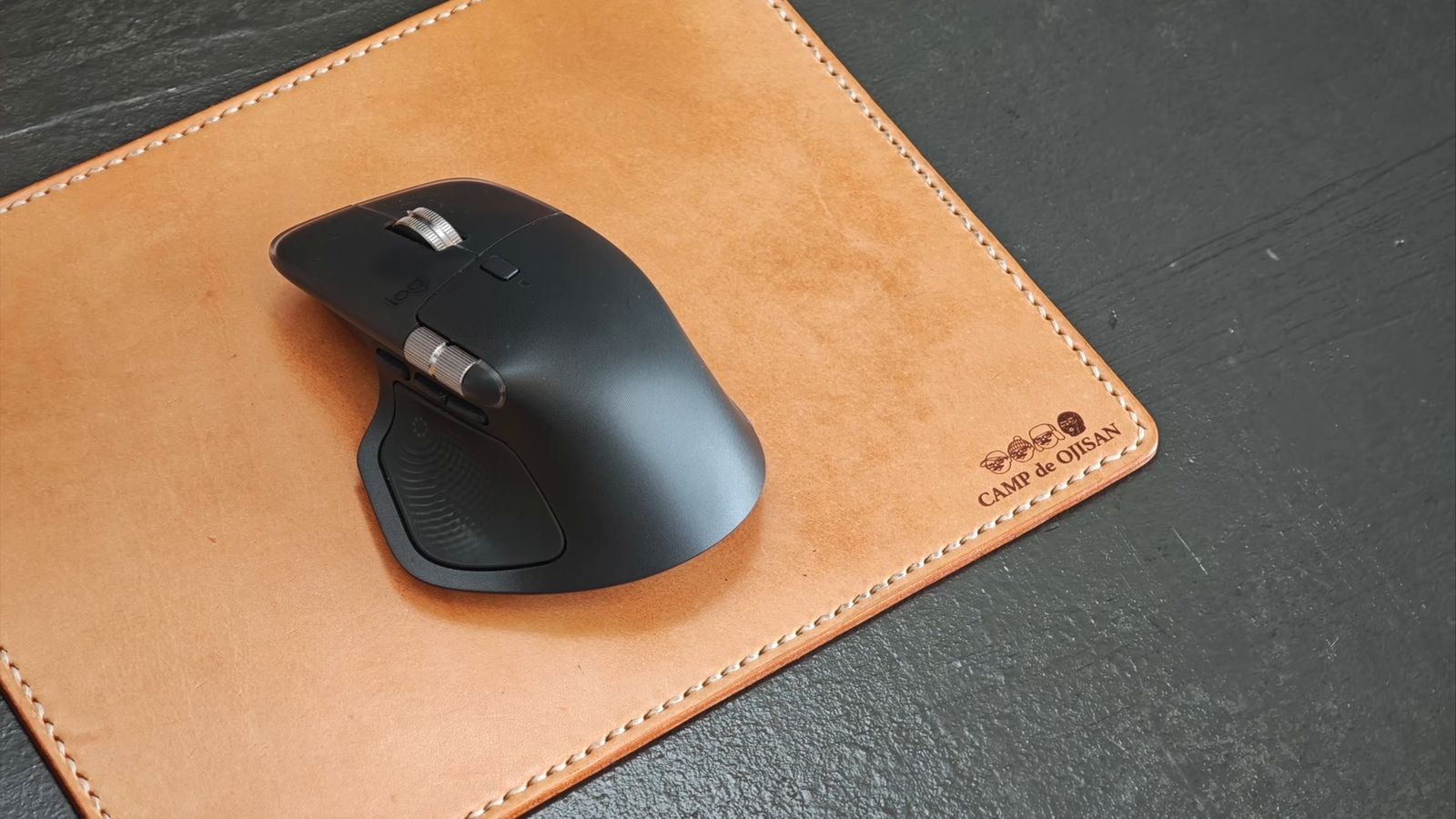 ロゴを彫刻したヌメ革のマウスパッド