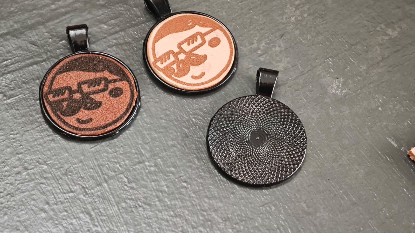 革を貼り付けた金属フレームのペンダントトップ