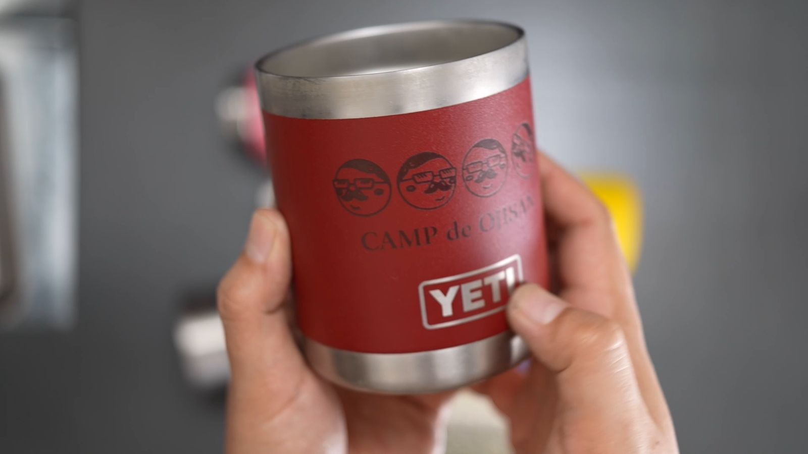 金属用のパルスレーザーで彫刻した赤いYETIのマグカップ