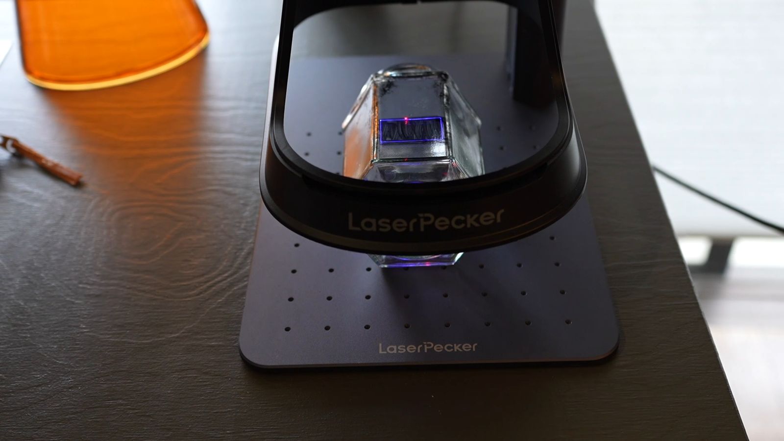 LaserPeckerにセットして彫刻しているガラス瓶